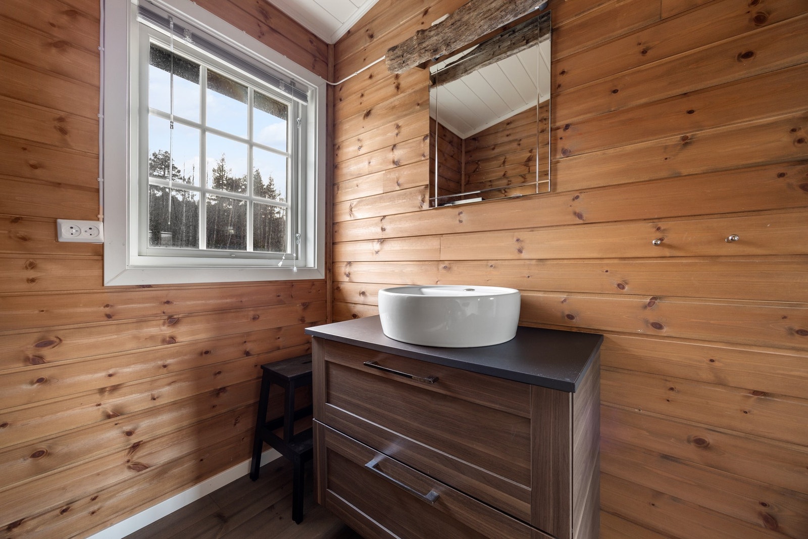 Utstyrt med skap og servant Galleribilde