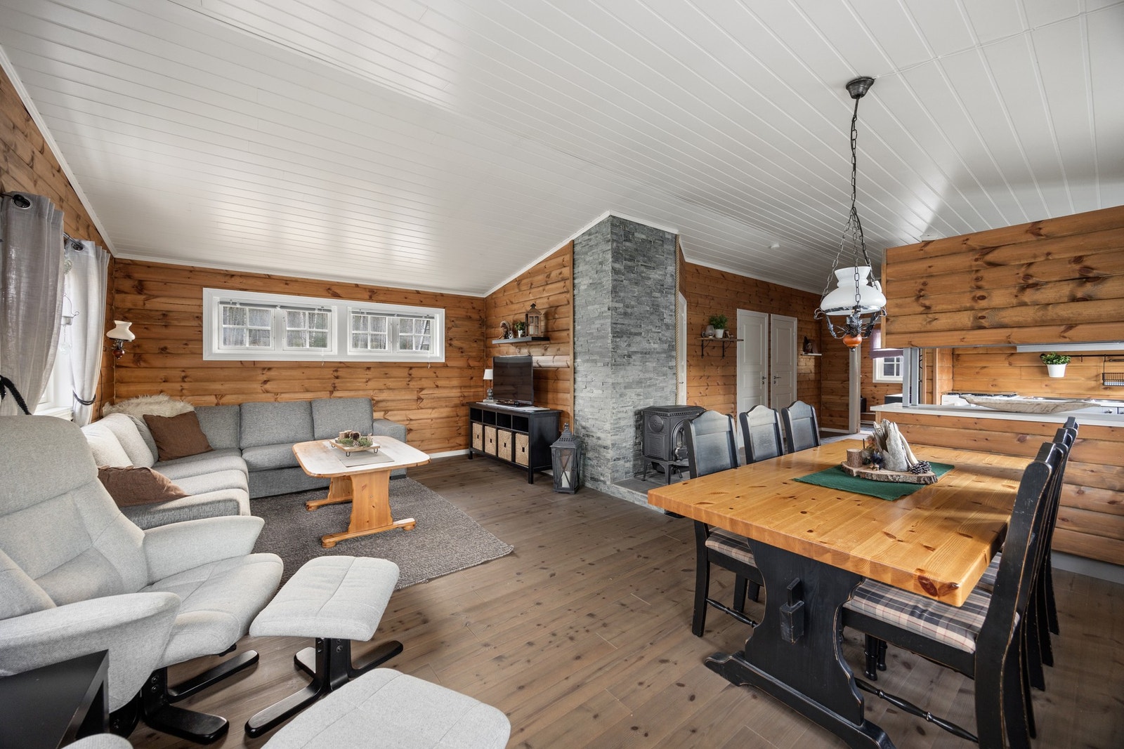 Den åpne løsninger mellom kjøkken og stue sørger for en sosial og trivelig sone Galleribilde