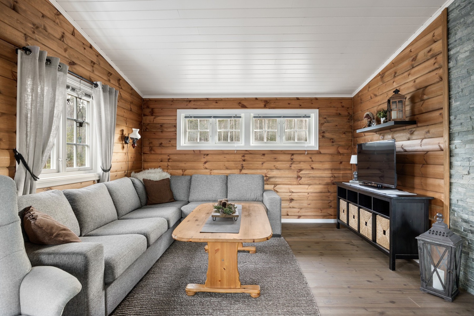 Innerste del av stuen benyttes til TV-hjørne Galleribilde