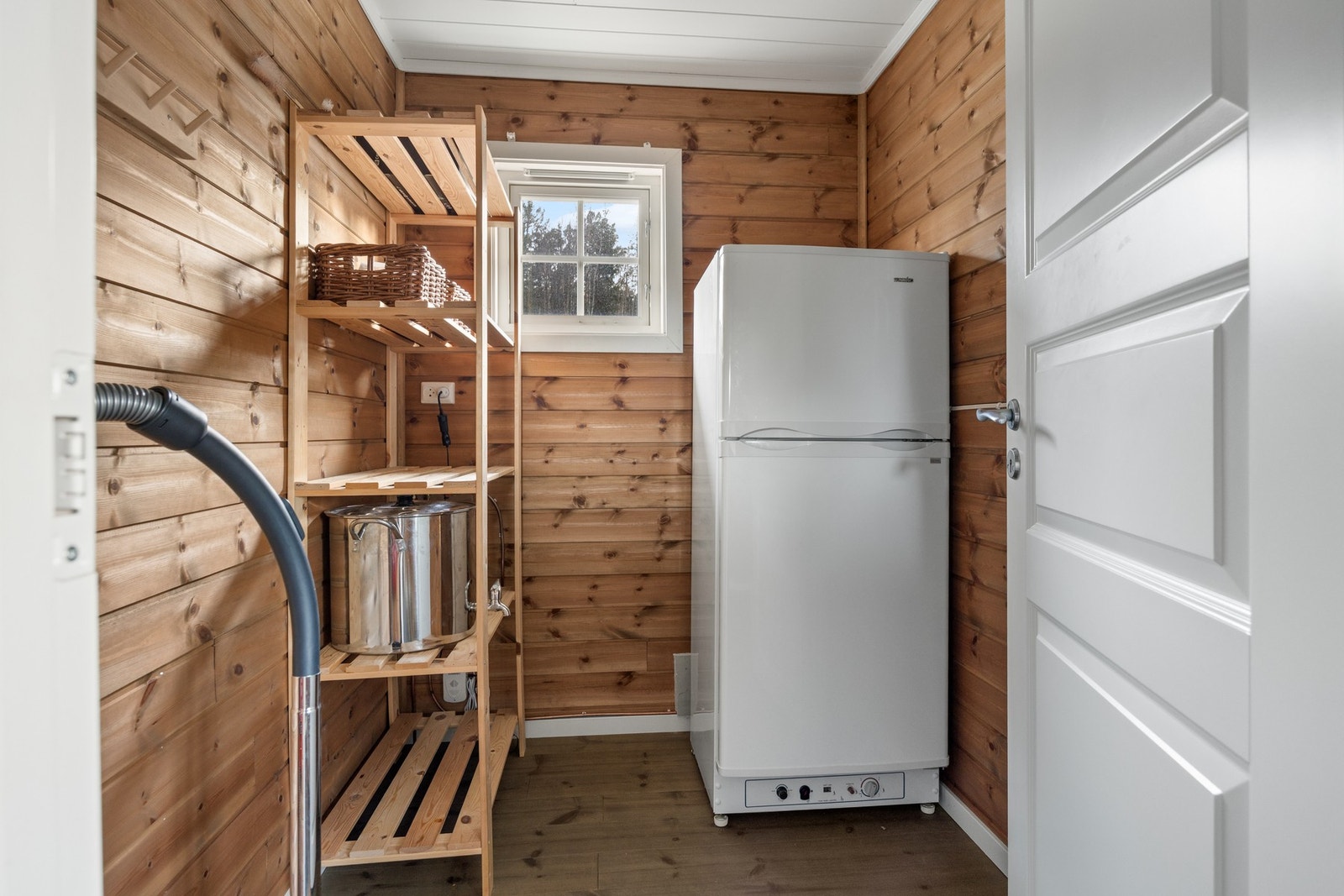 Bod - 3,5 kvm. Rommet er tilknyttet entréen og har god plass til oppbevaring Galleribilde