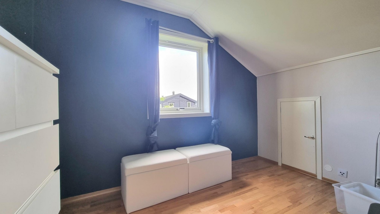 Soverom, godt med oppbevaringsplass i vegg Galleribilde