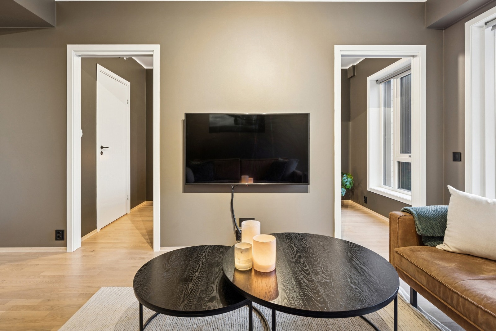 Den praktiske skyvedørsløsningen til soverommet gir enkel tilgang fra begge sider og bidrar til en smart og plassbesparende planløsning. Galleribilde