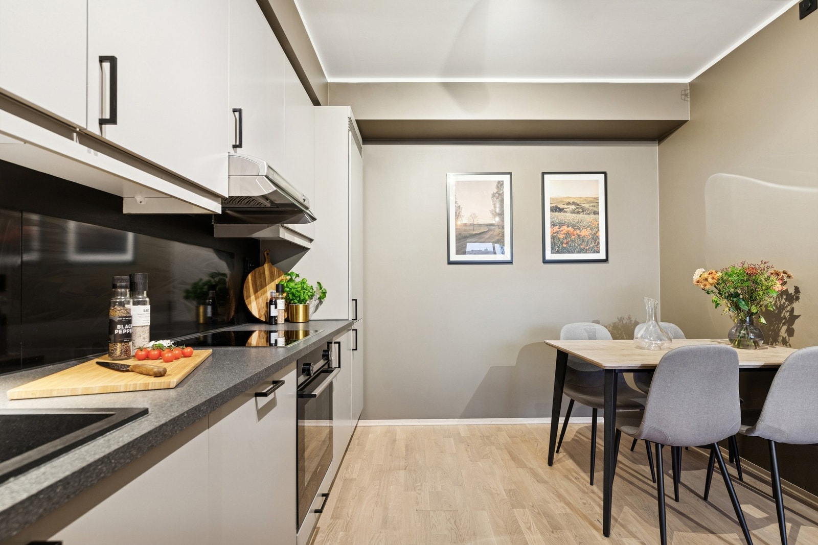 Her er alt du trenger samlet på ett sted - et praktisk og koselig kjøkkenområde. Galleribilde