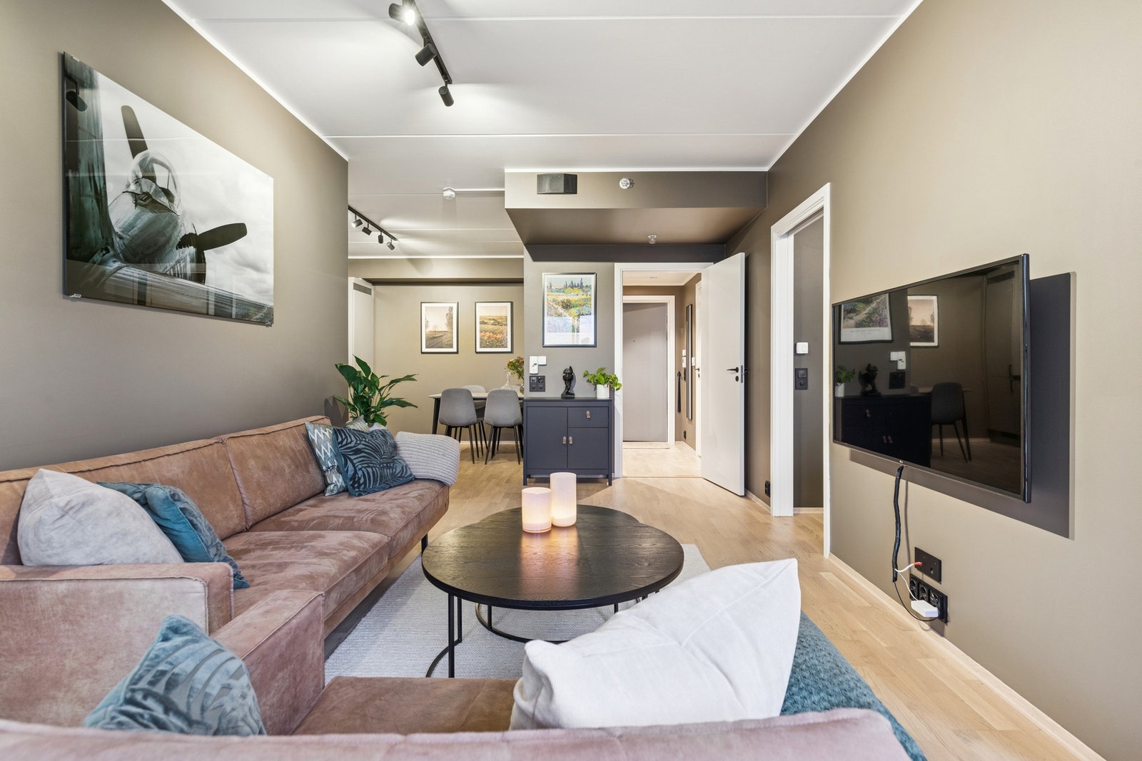 Boligen har en god og åpen planløsning, her er det naturlige soner for enkel innredning. Galleribilde