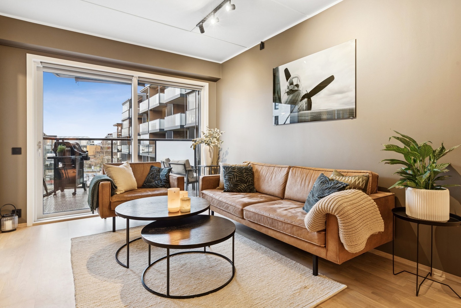 De store vindusflatene fra gulv til tak gir en herlig romfølelse. Galleribilde