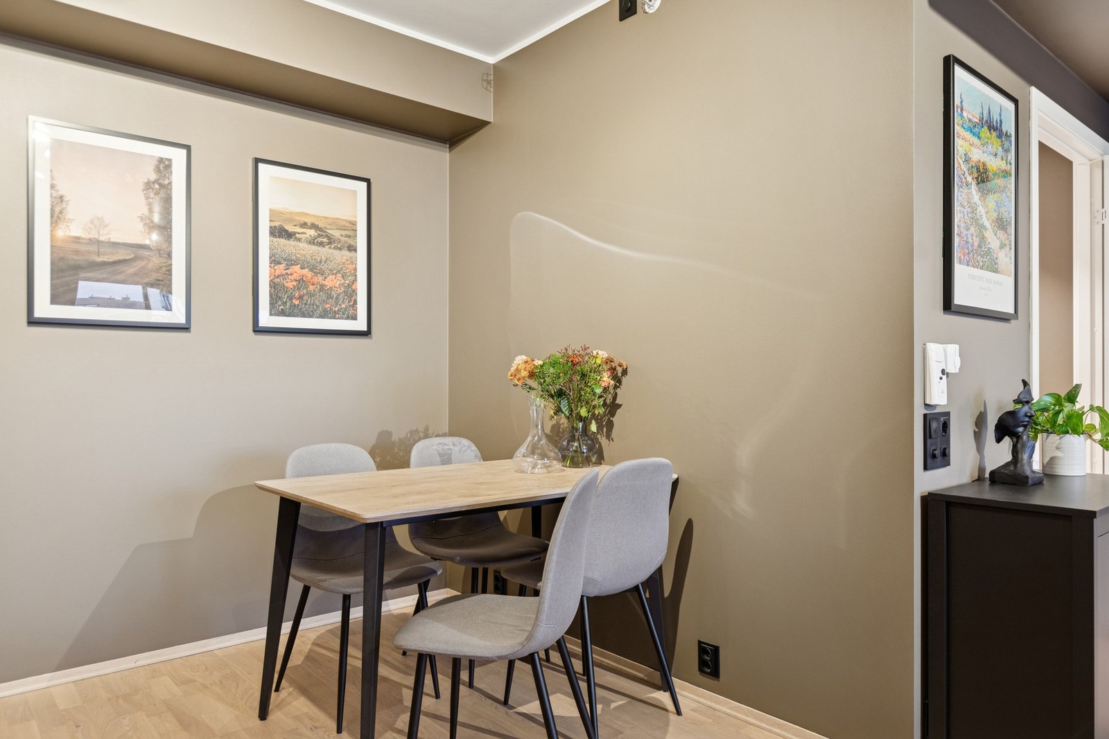 Hyggelig spisekrok med plass til spisebord. Galleribilde