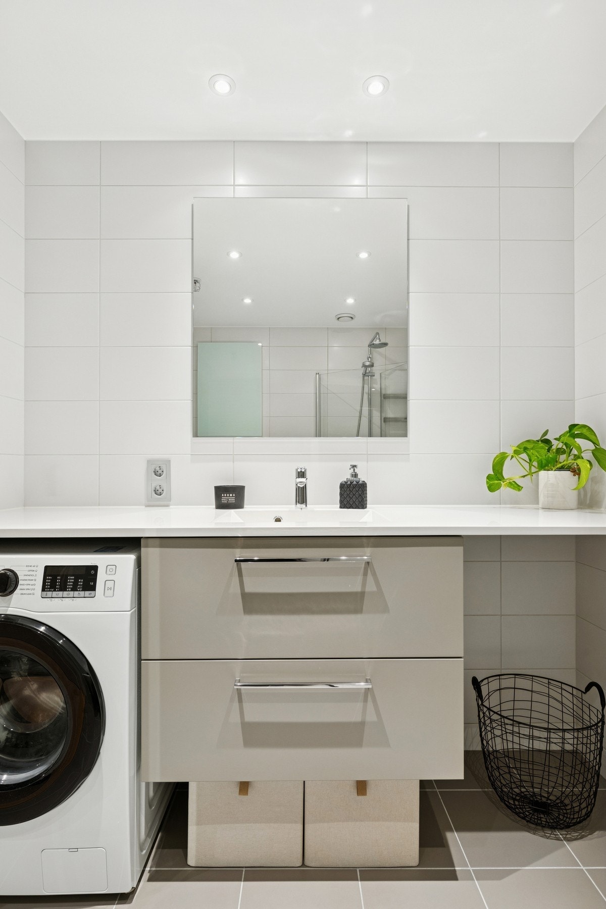 Flott bad med vegghengt toalett, opplegg for vaskemaskin og varmekabler i gulv. Galleribilde