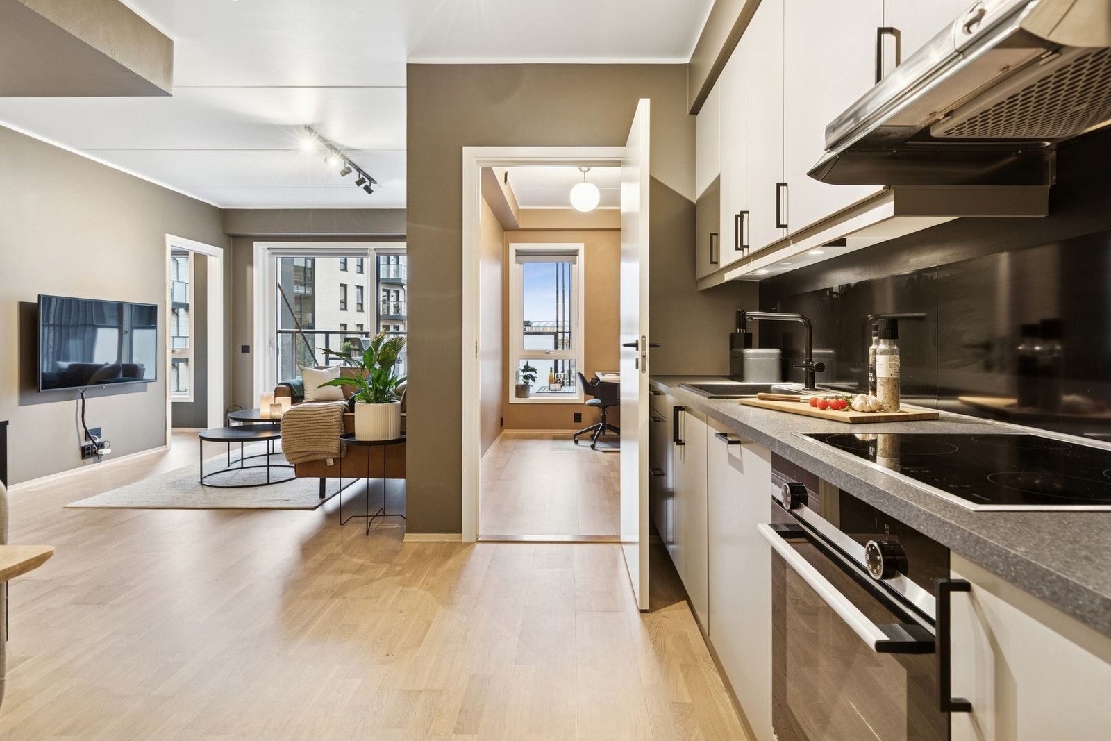 Fra kjøkkenet får du tilgang til leilighetens andre soverom. Galleribilde