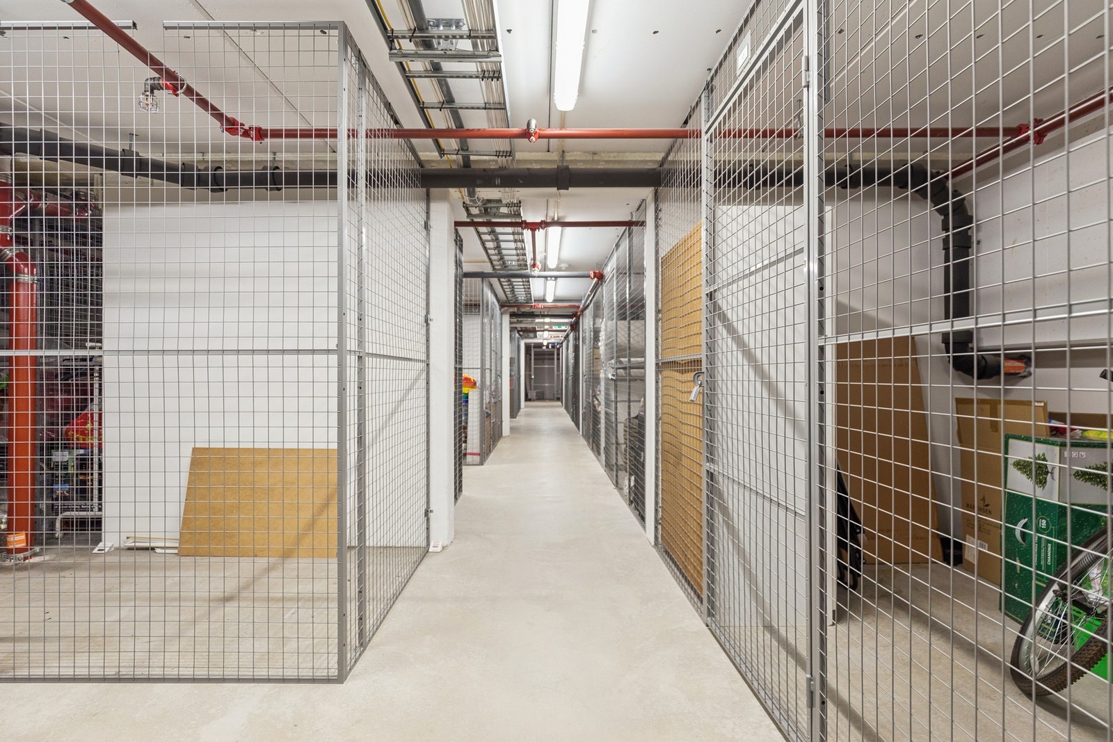 I kjelleren finner du en kjellerbod på ca 7,8 m2 og En biloppstillingsplass i felles parkeringskjeller med elbil-lader. Galleribilde