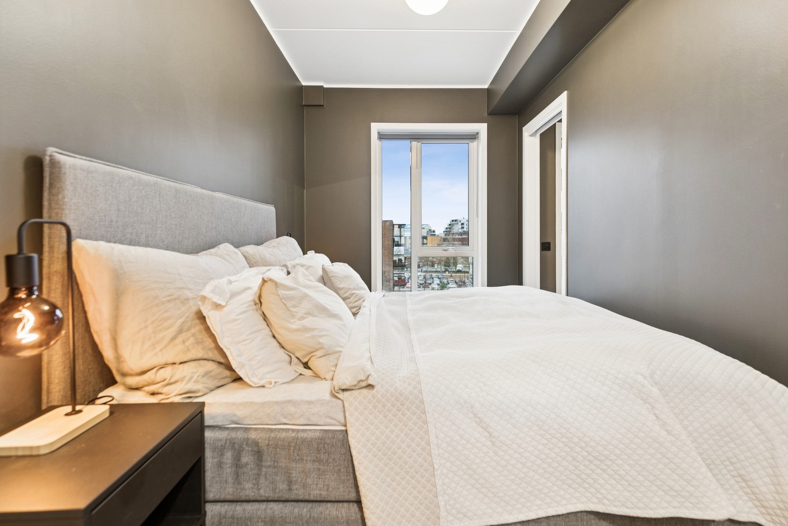 Hovedsoverommet har store vindusflater so slipper inn rikelig med naturlig lys, og har plass til dobbeltseng. Galleribilde