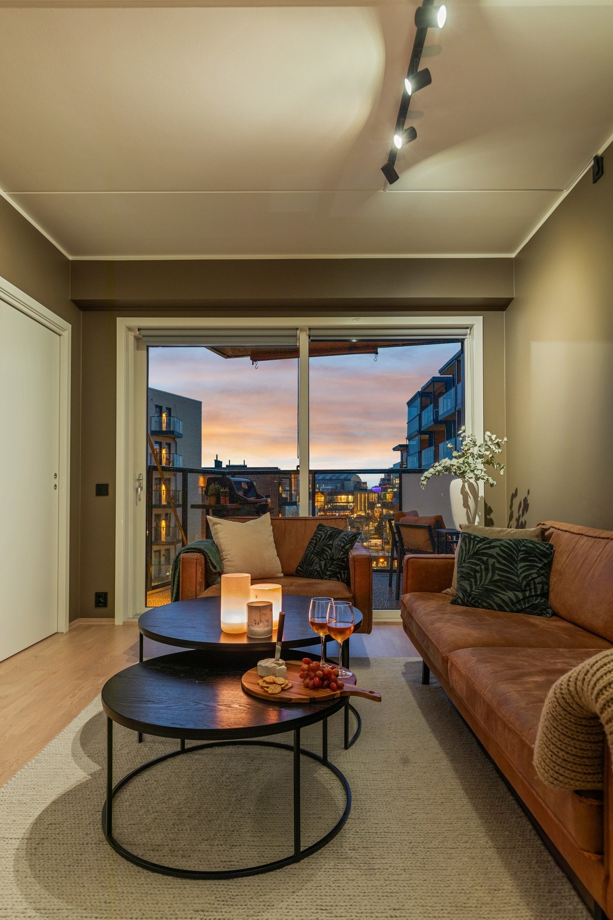 En innbydende leilighet med lyse og tidsriktige farger som gir et behagelig og moderne preg. Galleribilde