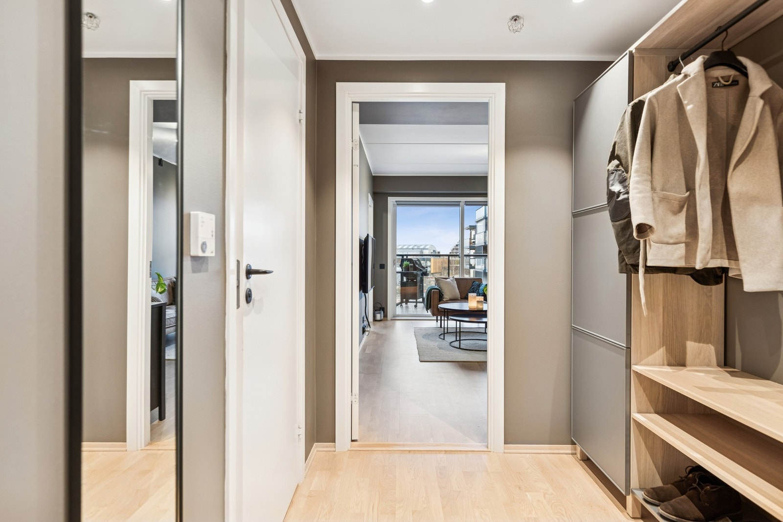 Velkommen inn! Entréen er lys og har godt med oppbevaringsplass til yttertøy. Galleribilde