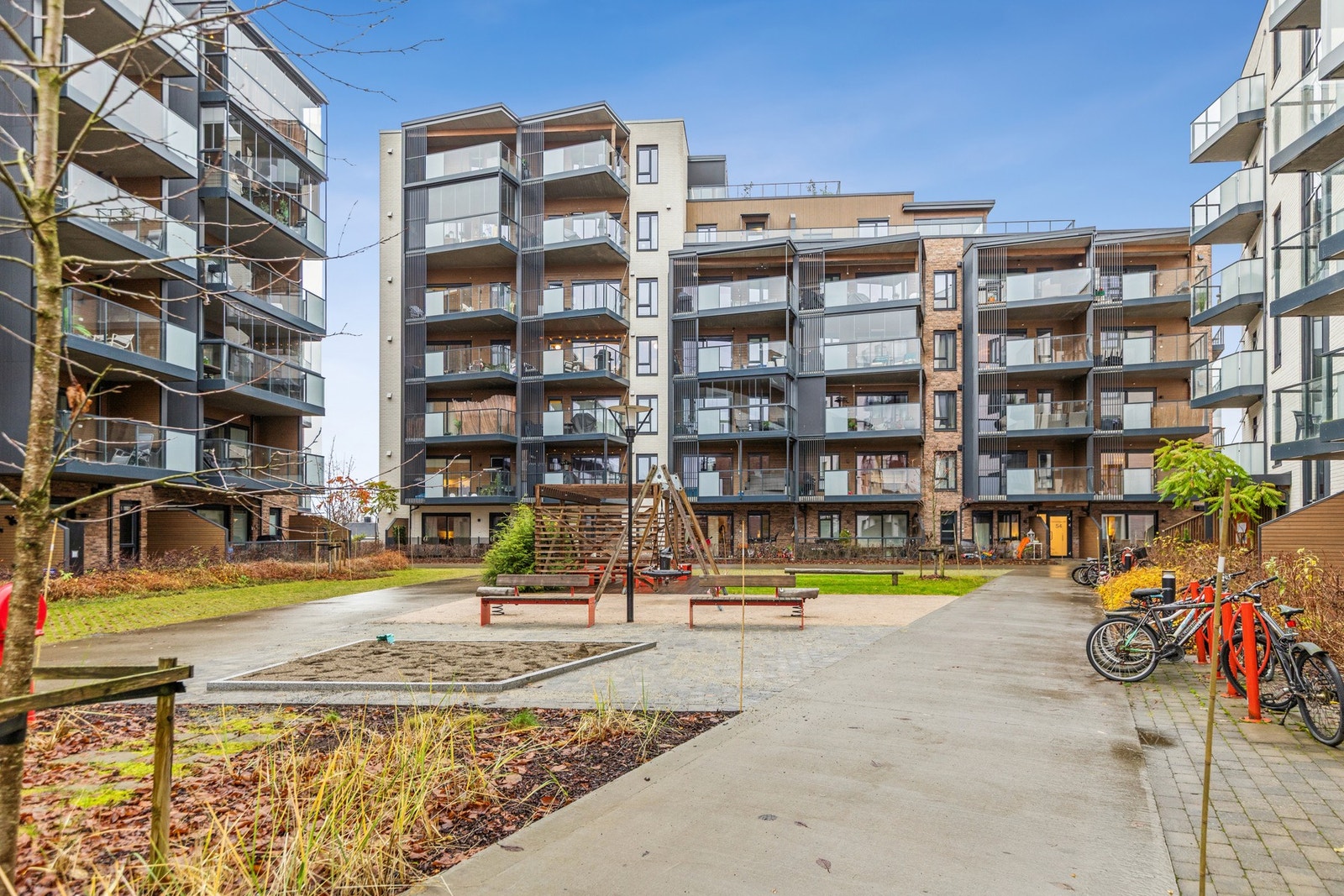 Boligen ligger i gangavstand fra Jessheim sentrum med alt av fasiliteter. Galleribilde