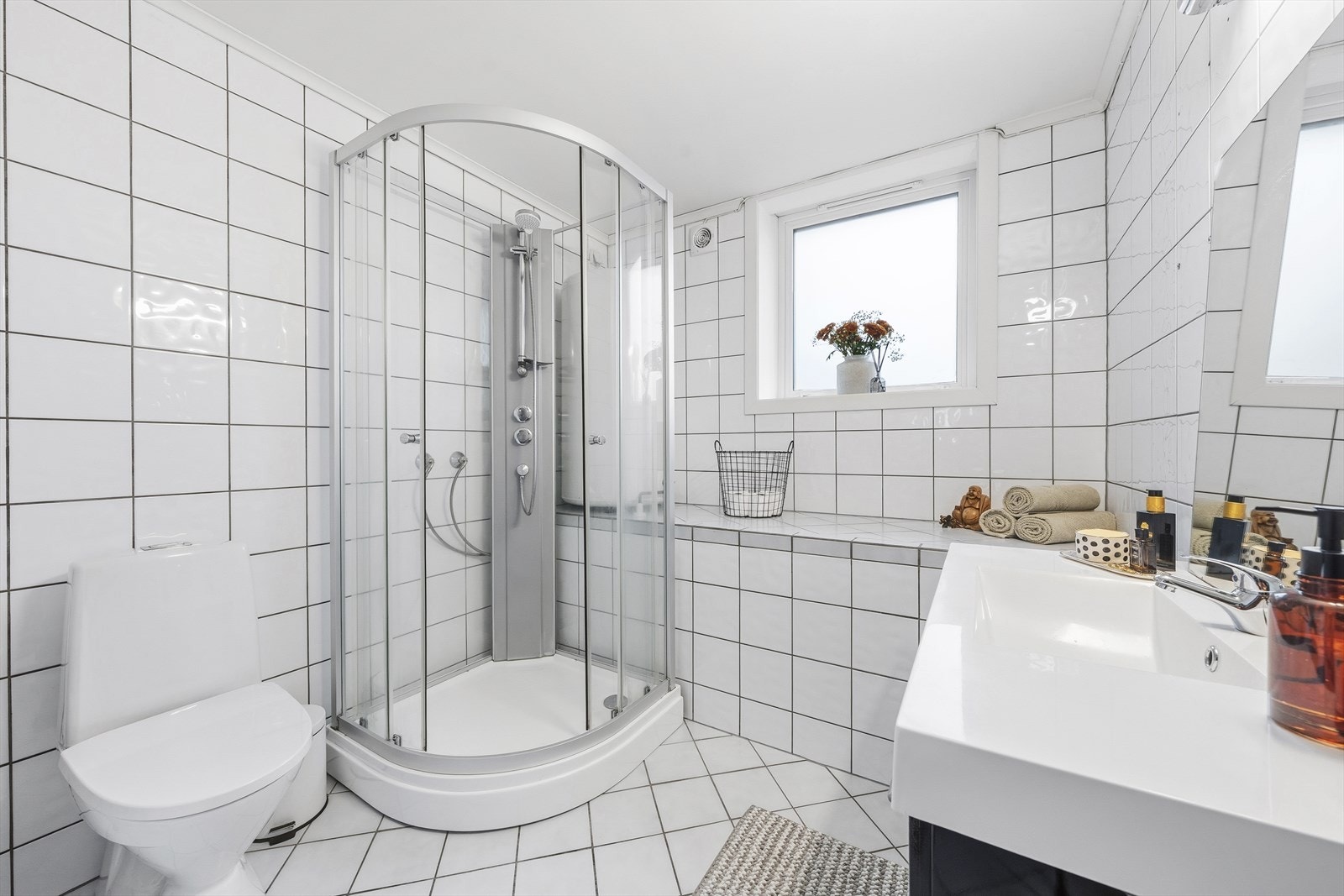 Flislagt bad av god størrelse Galleribilde