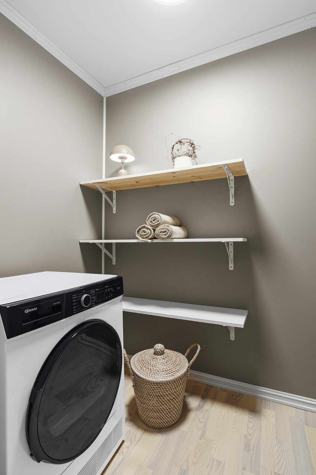 Bod i leiligheten (selger har plassert tørketrommel i boden). Galleribilde