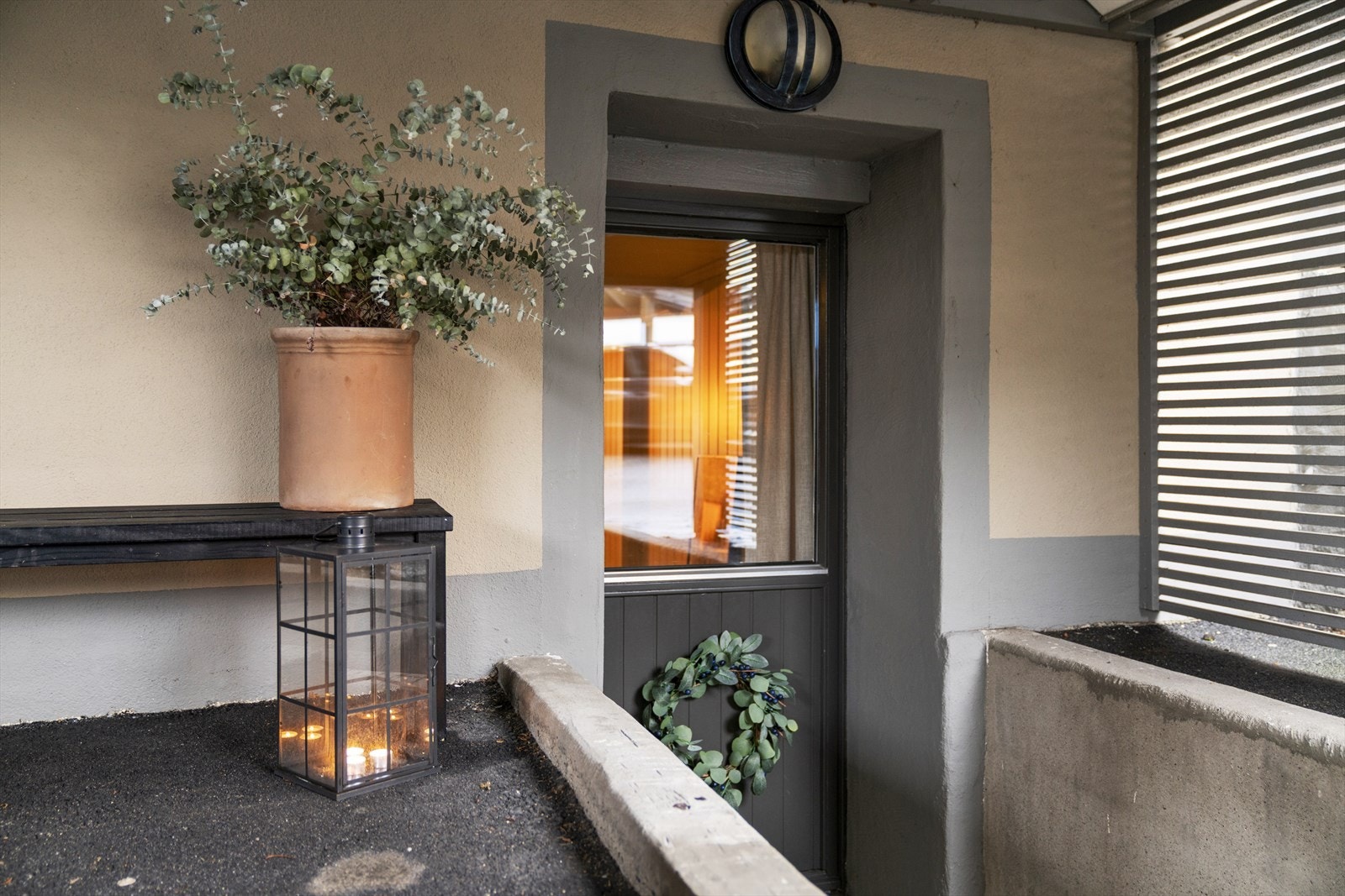 Ute - utgang fra stuen (leiligheten har hovedinngang via felles inngangspart med trappeoppgang) Galleribilde