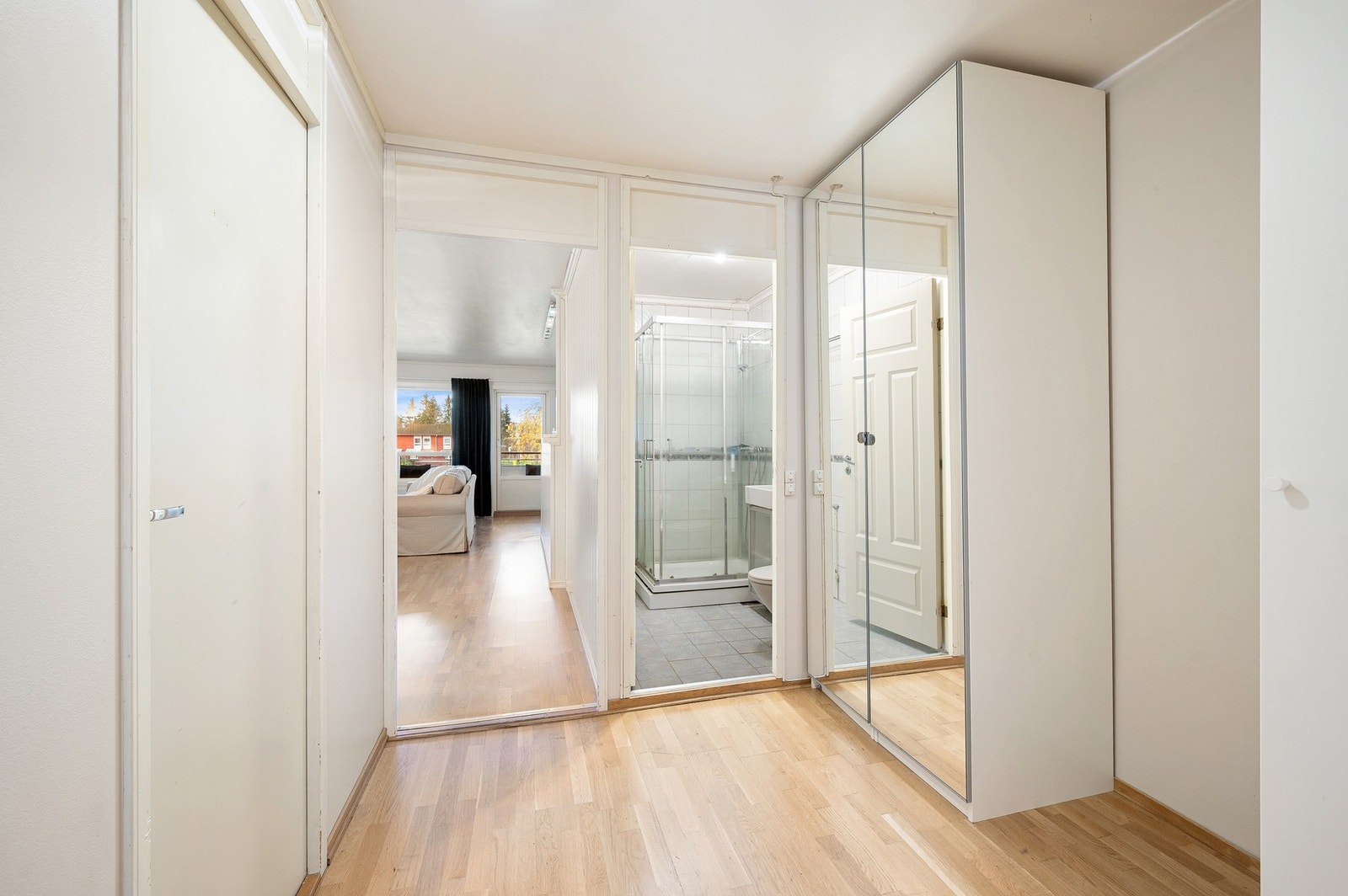 Gang med inngang til bad og soverom. Galleribilde