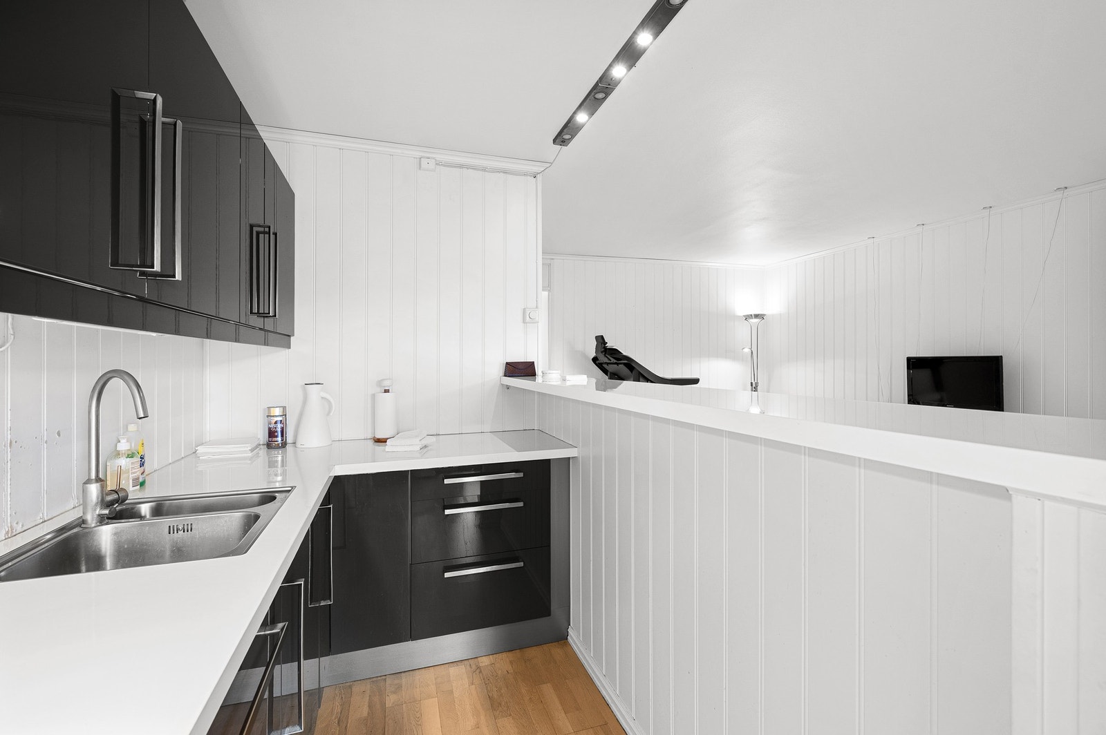 Kjøkkenet har integrert platetopp, stekeovn og oppvaskmaskin. Galleribilde