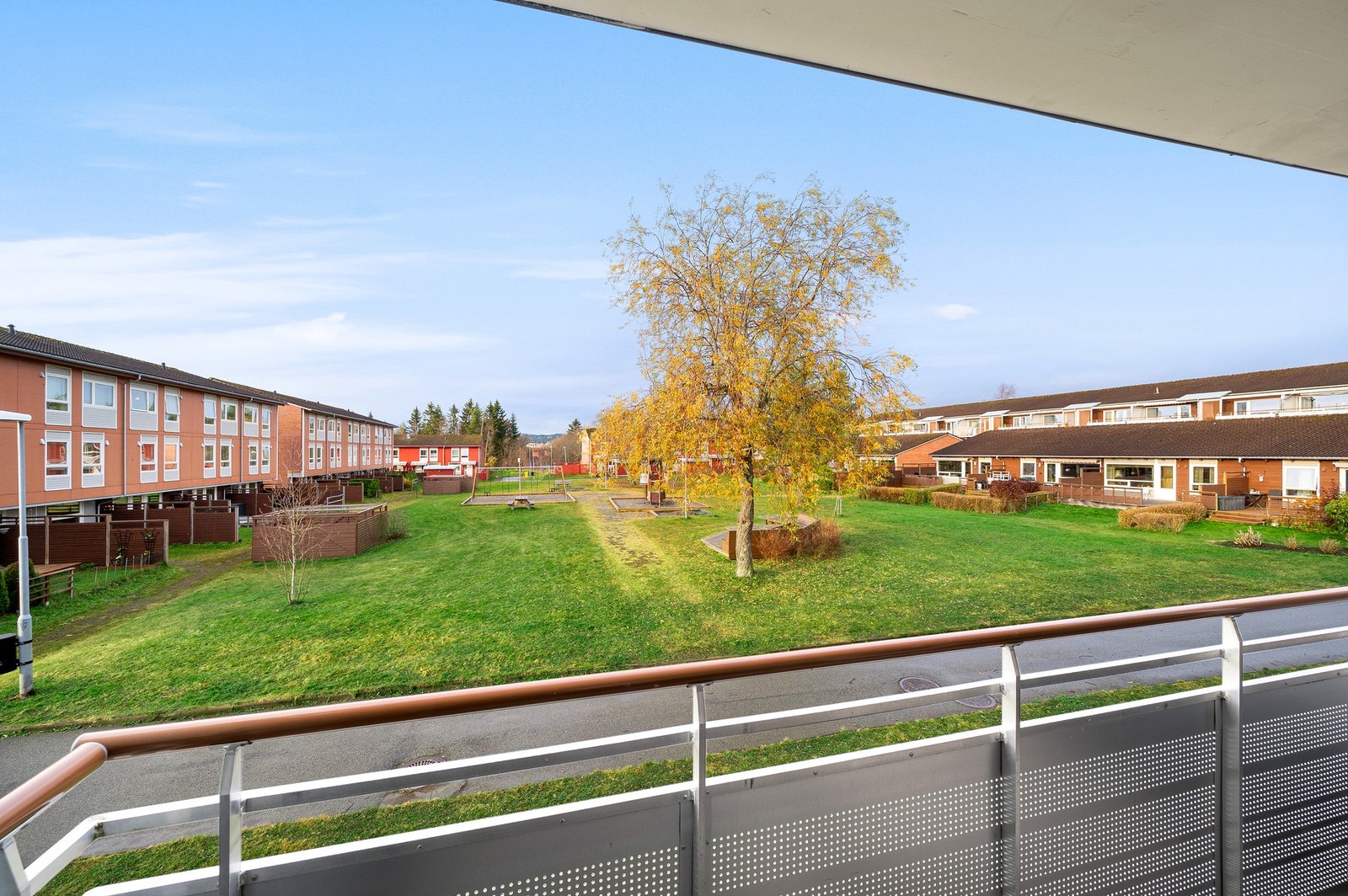 God beliggenhet i et skjermet, rolig og meget barnevennlig boligstrøk. Galleribilde