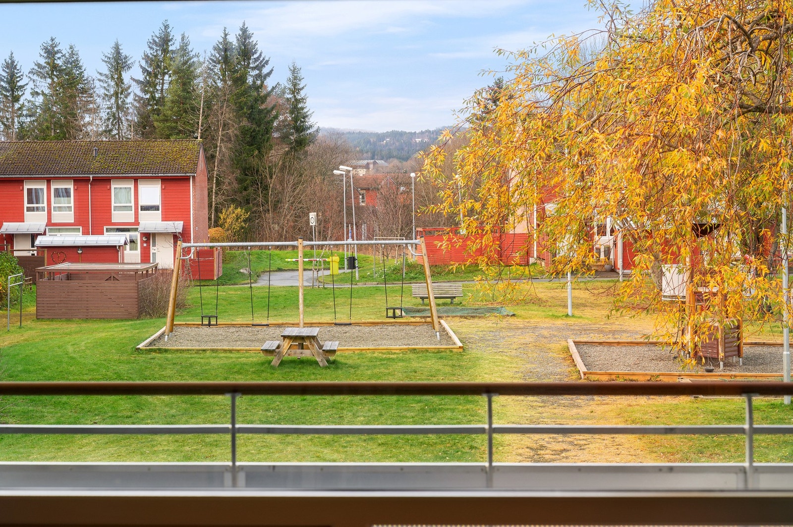 Borettslaget har fine fellesarealer og lekeområder rett i nærheten. Galleribilde