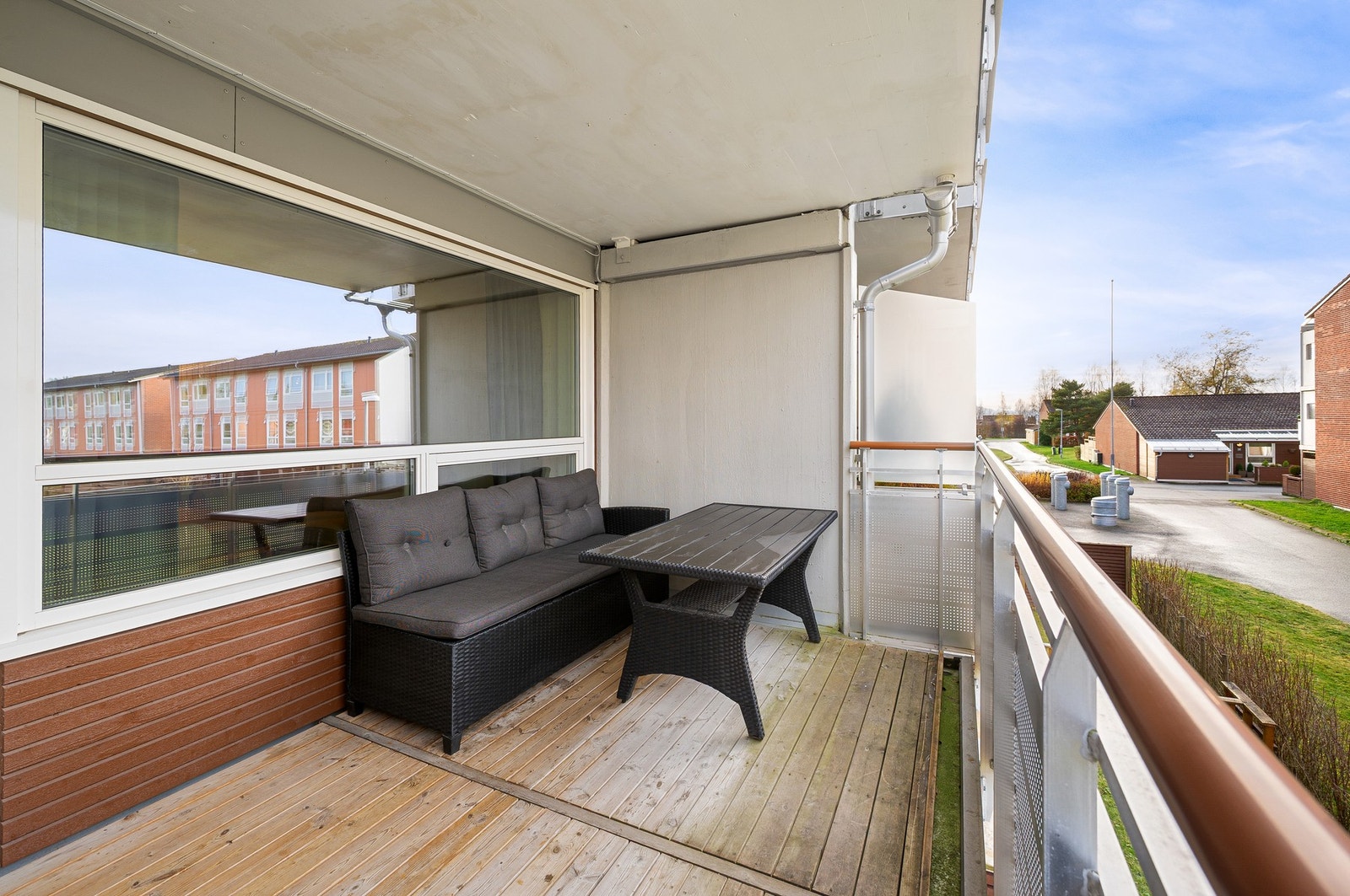 Balkong på 11,5m²med gode utsikts - og solforhold. Galleribilde