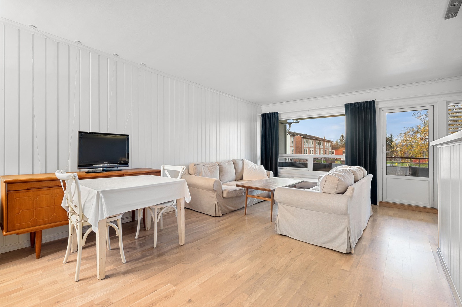 "ALT" inkludert i de månedlige fellesutgiftene. Varmtvann, oppvarming, p-plass, kabel-tv/internett, kommunale avgifter m.m. Galleribilde