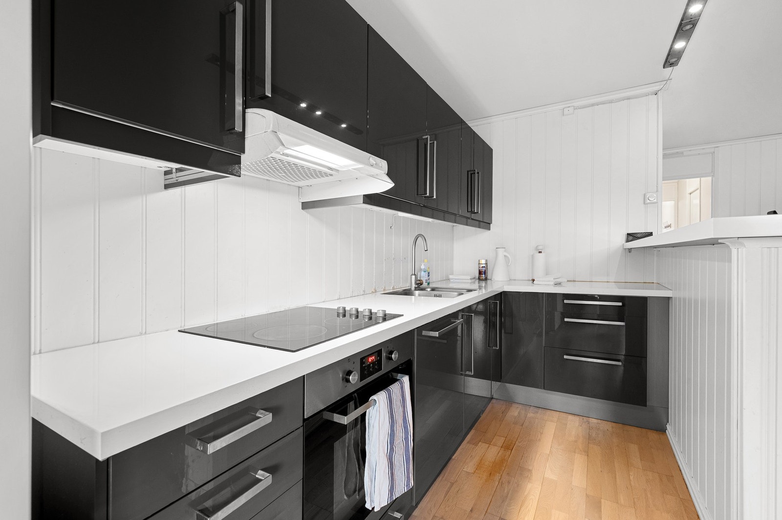 Kjøkkenet har rikelig med skap- og benkeplass. Galleribilde