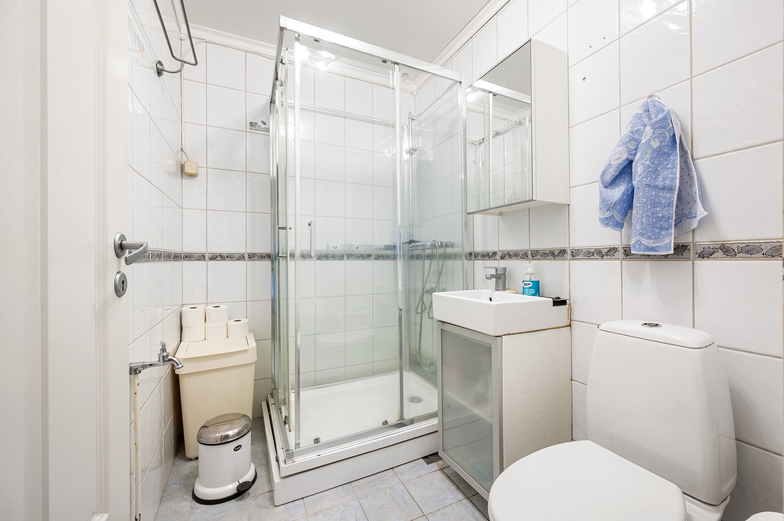 Flislagt bad med dusjkabinett. Baderom med opplegg for vaskemaskin. Galleribilde