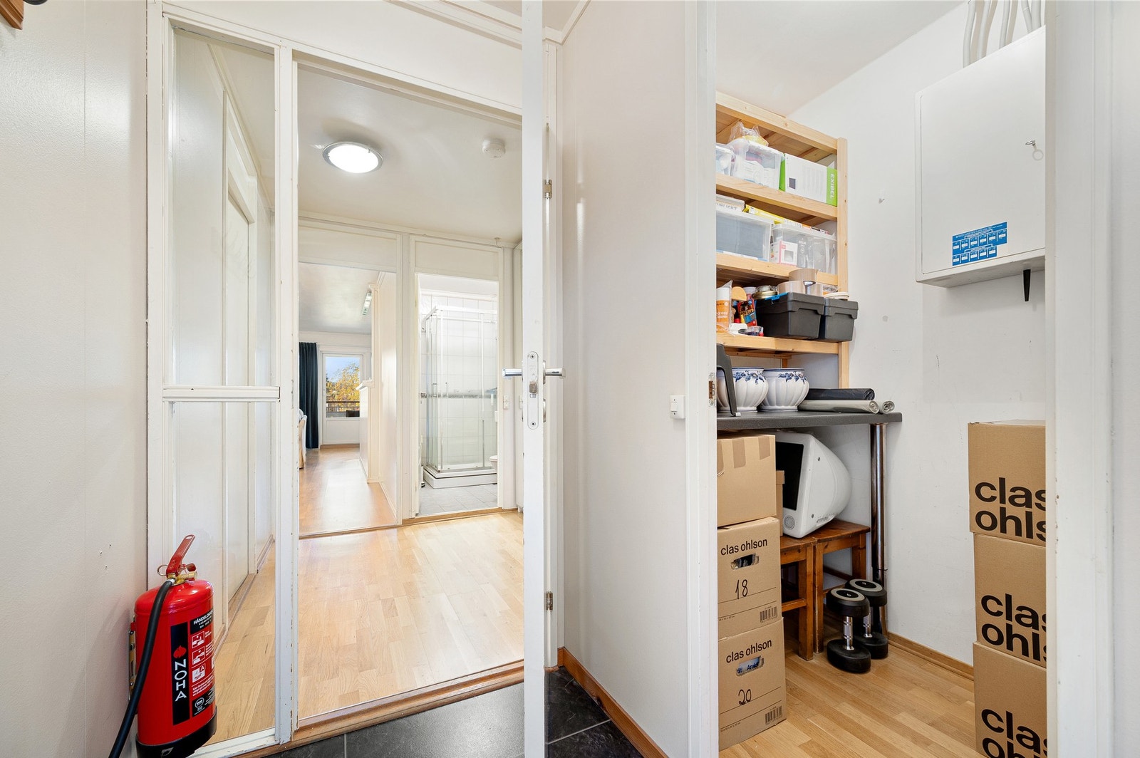 Entrè med mulighet for oppheng av ytterklær og inngang til innvendig bod. Medfølger også en romslig bod i kjeller. Galleribilde