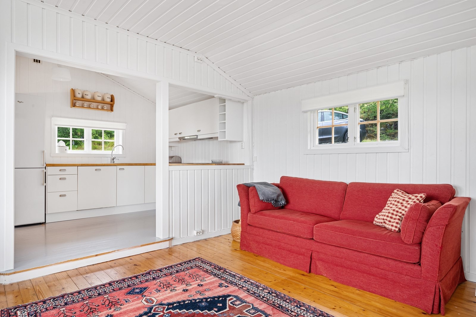 Det er delvis åpen løsning mellom stue og kjøkken. Galleribilde