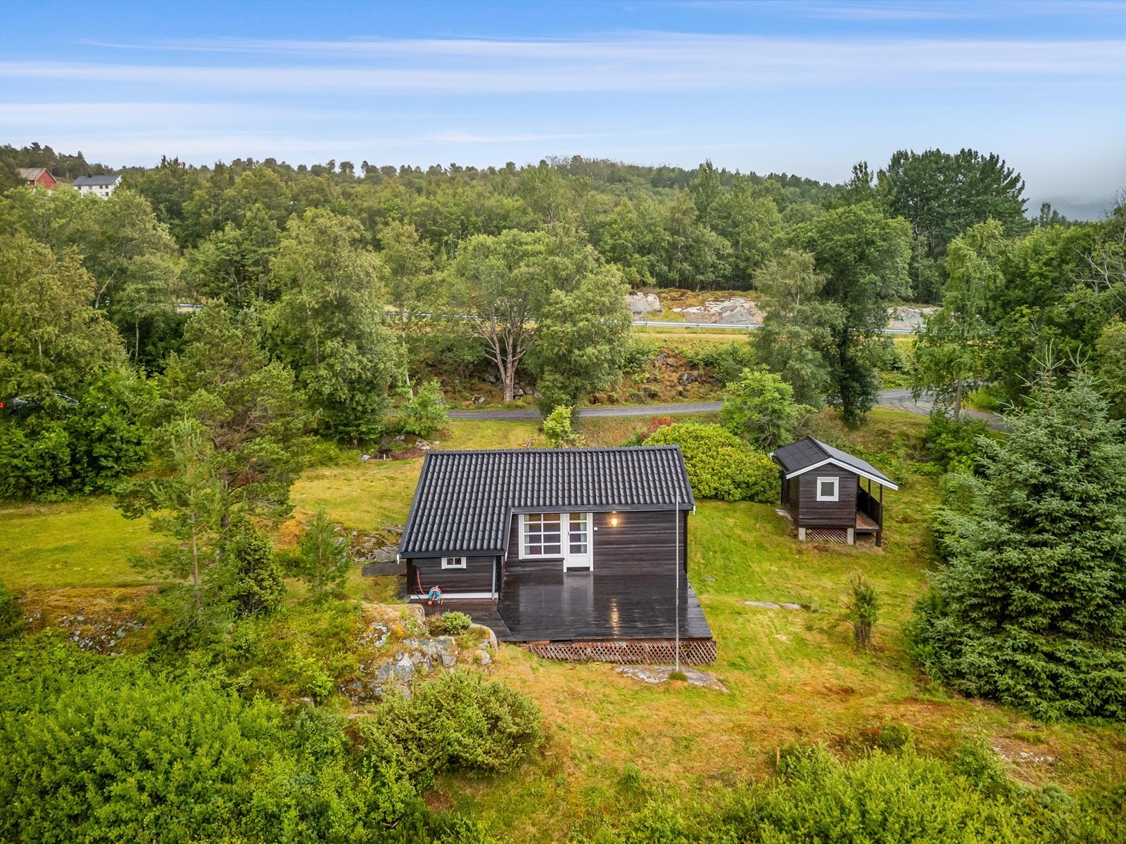 Uteboden er på ca. 5 kvm. og passer fint til oppbevaring av hageutstyr og lignende. Galleribilde