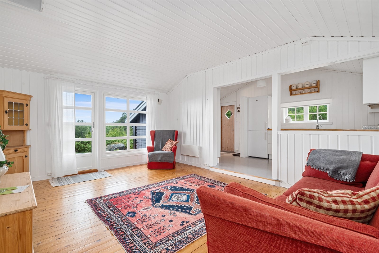 Fra stua er det utgang til terrassen og hagen. Galleribilde