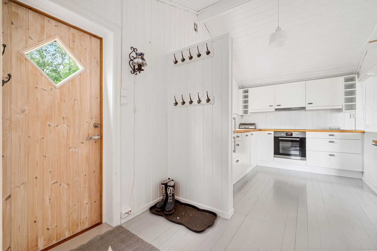 Du kommer inn i entreen og har videre adkomst til bad, kjøkken, stue og to soverom. Galleribilde