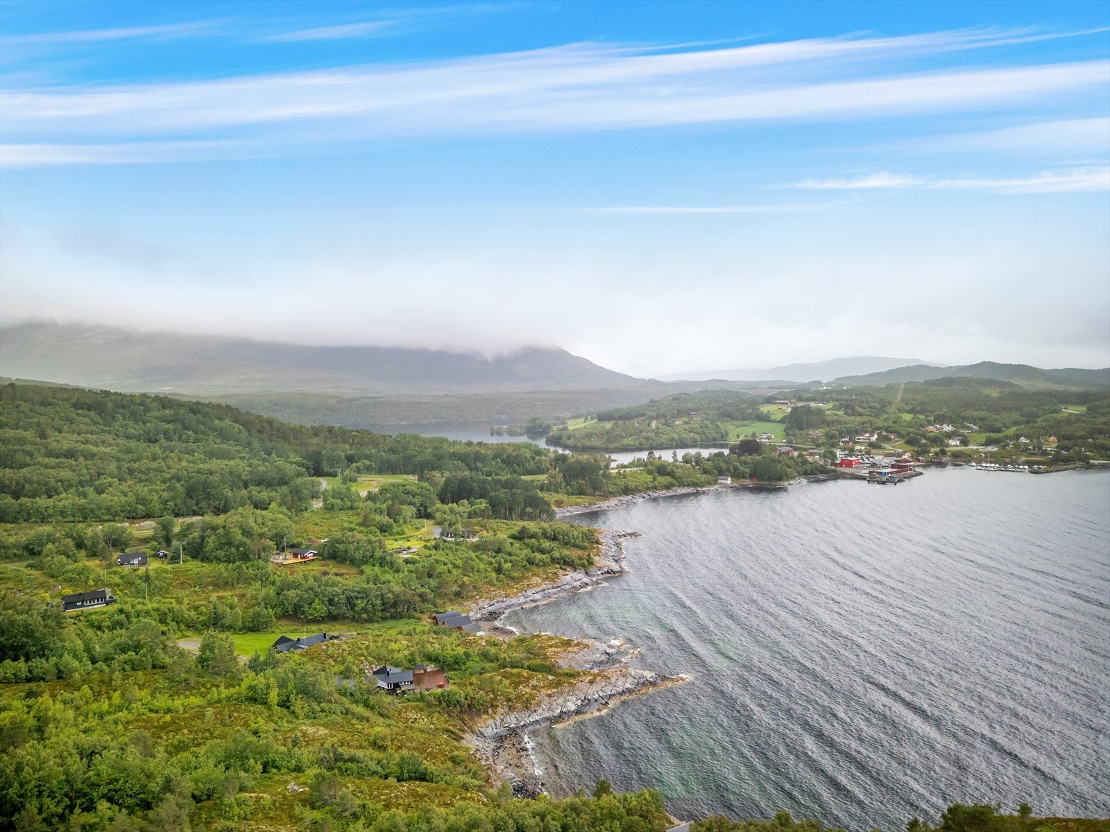Det er bare noen få minutters gange fra eiendommen ned til sjøen. Galleribilde