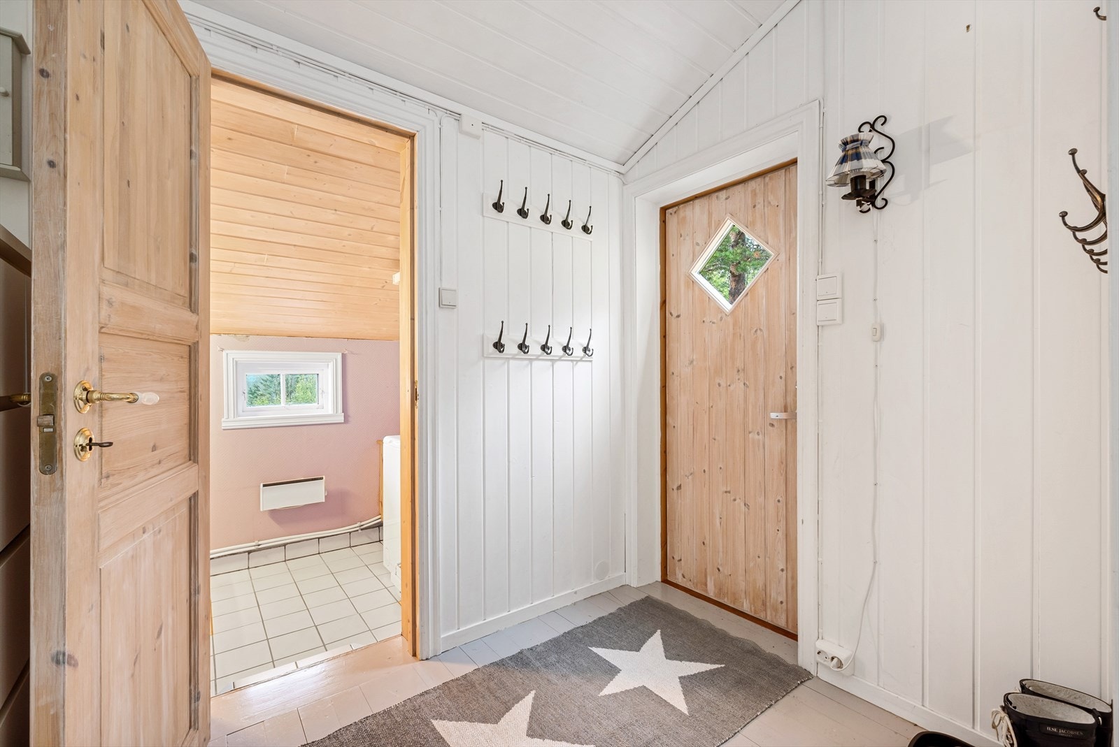 Fra entreen er det adkomst til badet. Galleribilde