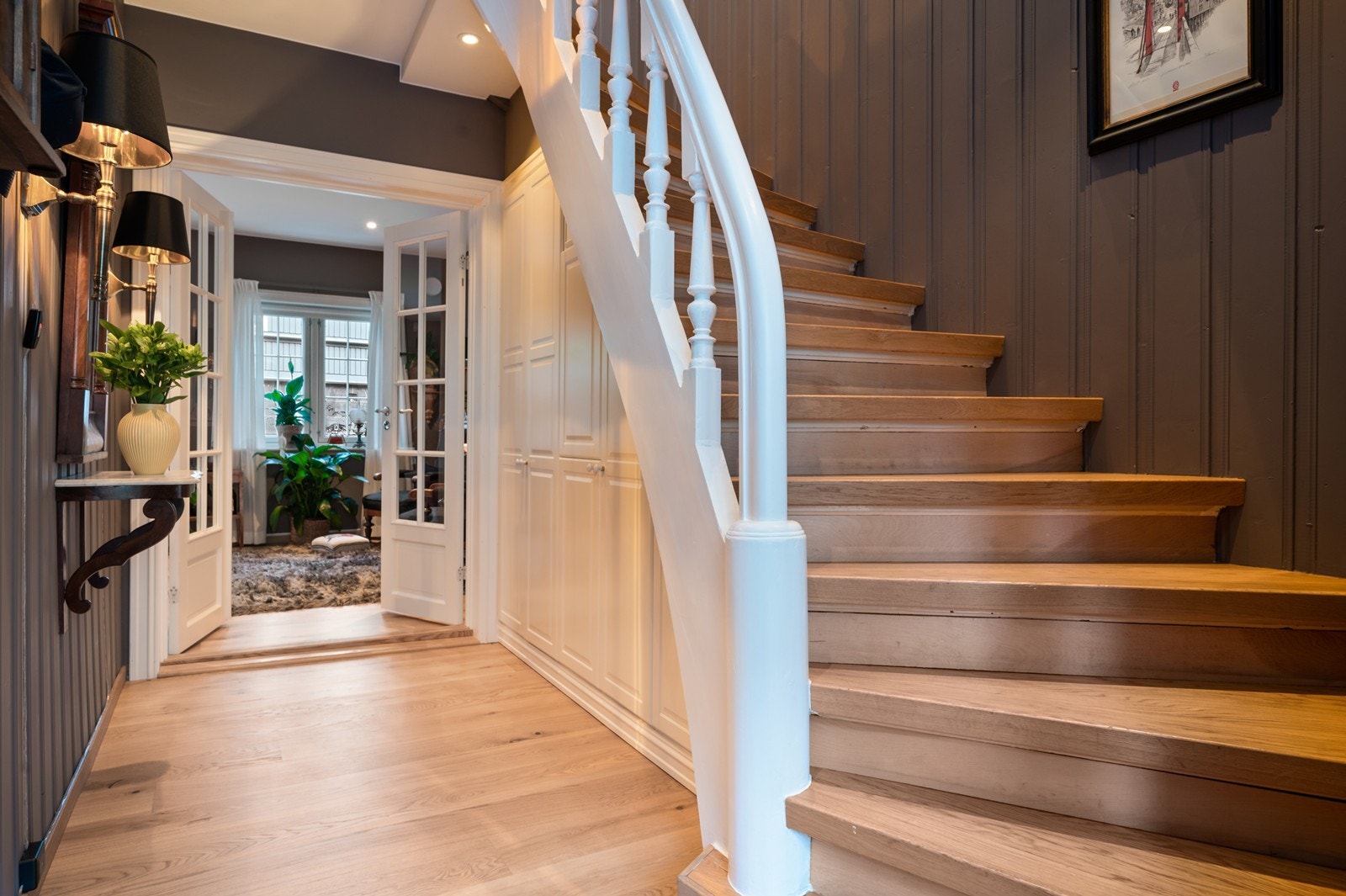 God garderobeplass - elegant integrert under trappen Galleribilde