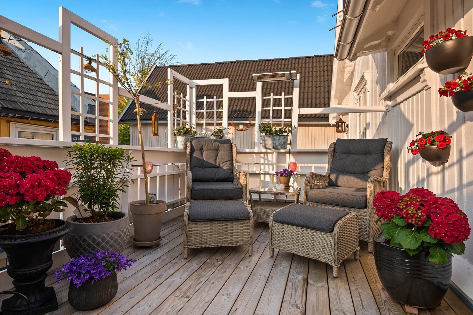 Nyt varme sommerkvelder med bok og noe godt i glasset Galleribilde