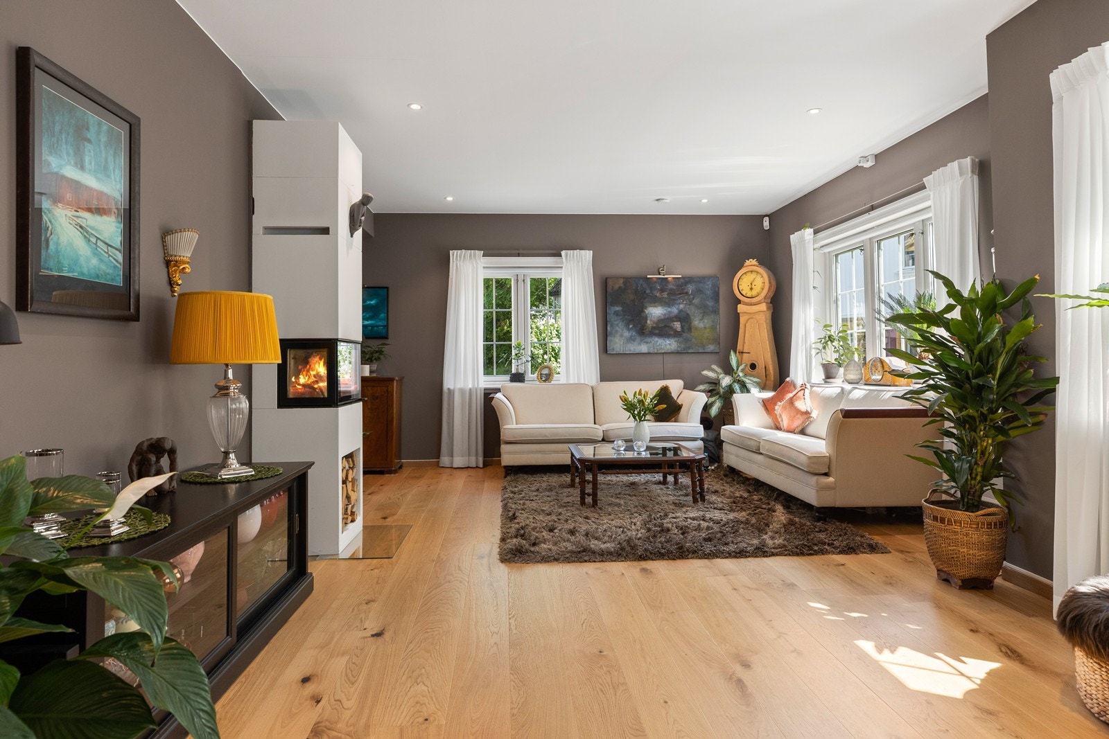 Store vindusflater gir flott lysinnslipp og romfølelse Galleribilde