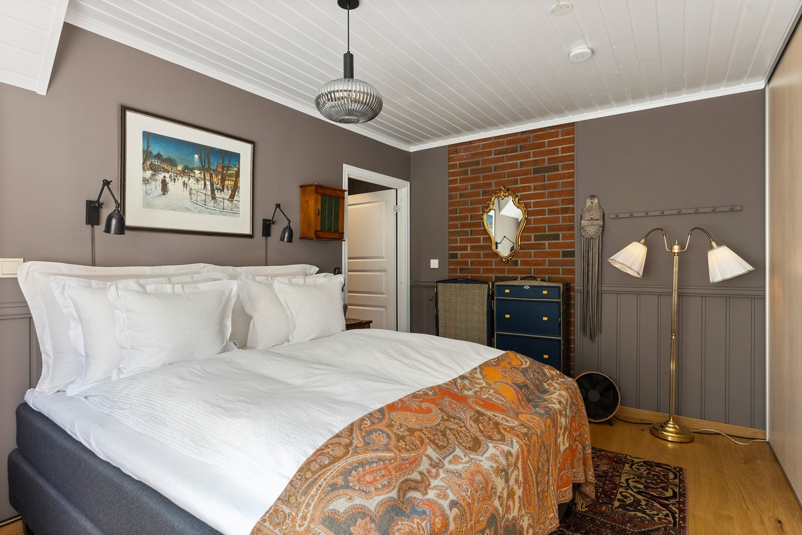 Det er vegg til vegg garderobeskap Galleribilde