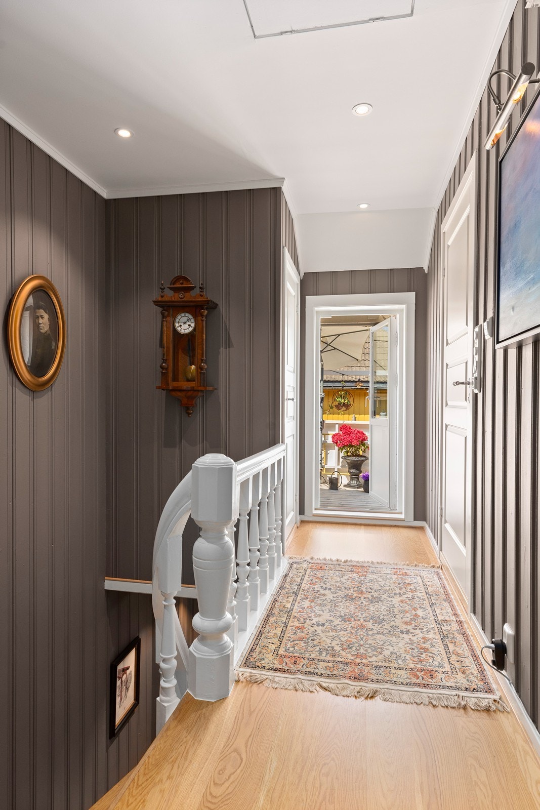 Fra gangen er det utgang til en trivelig veranda Galleribilde