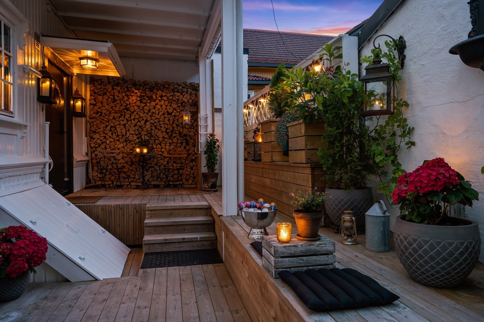 Gjennomtenkte uterom med blomsterkasser og stemningsbelysning. Galleribilde