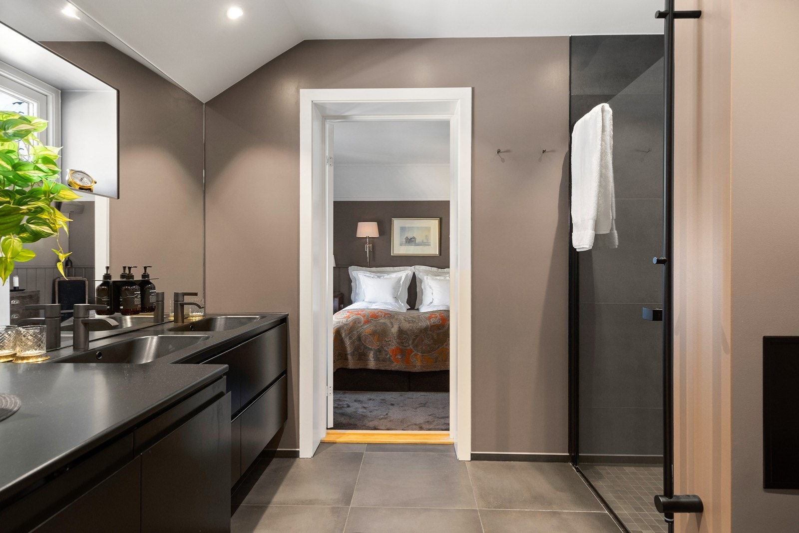 Hovedsoverom med direkte adkomst til bad - en suite-følelse! Galleribilde