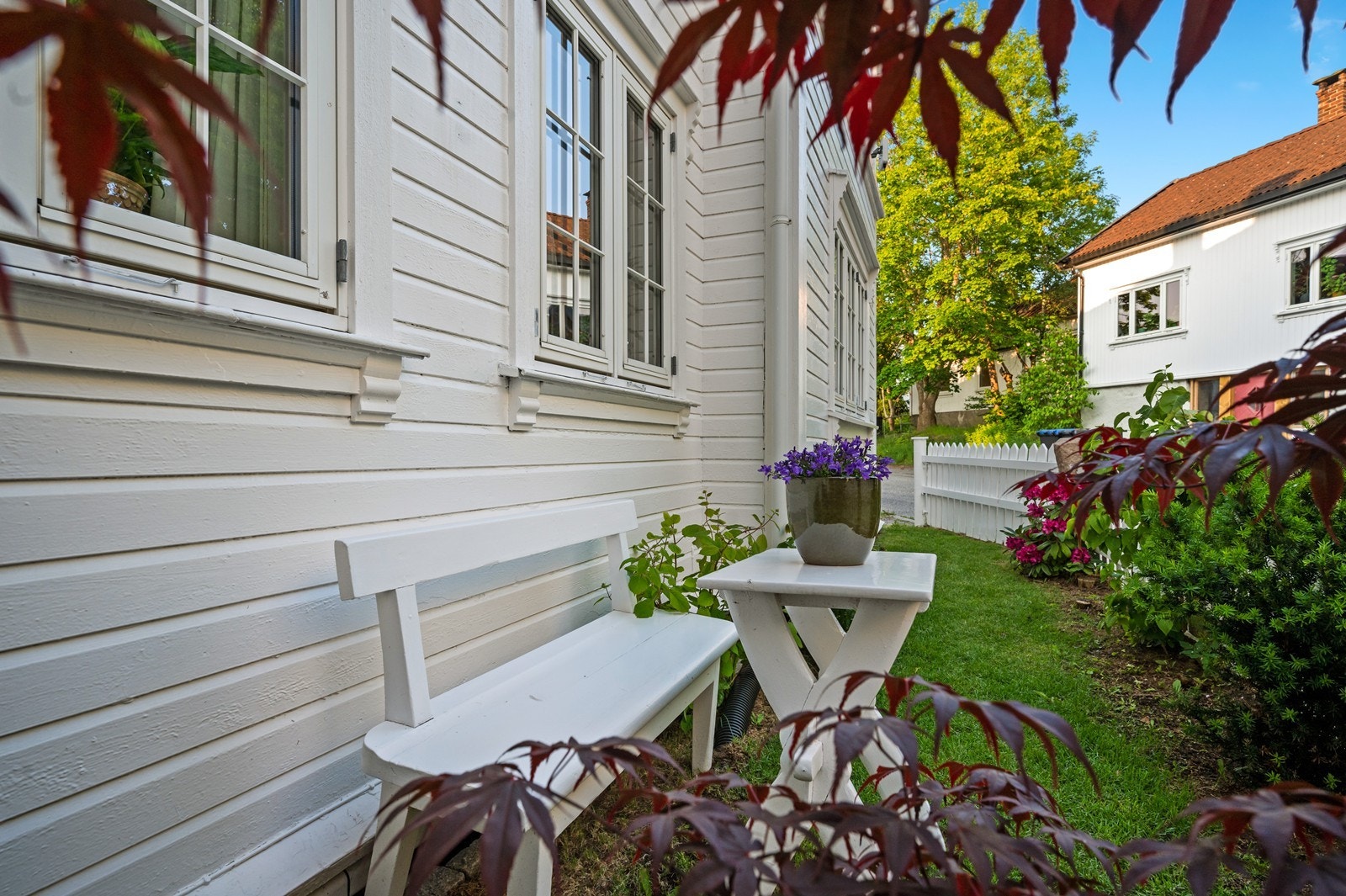 Hyggelig sitteplass på husets forside - nyt solen i fred og ro Galleribilde