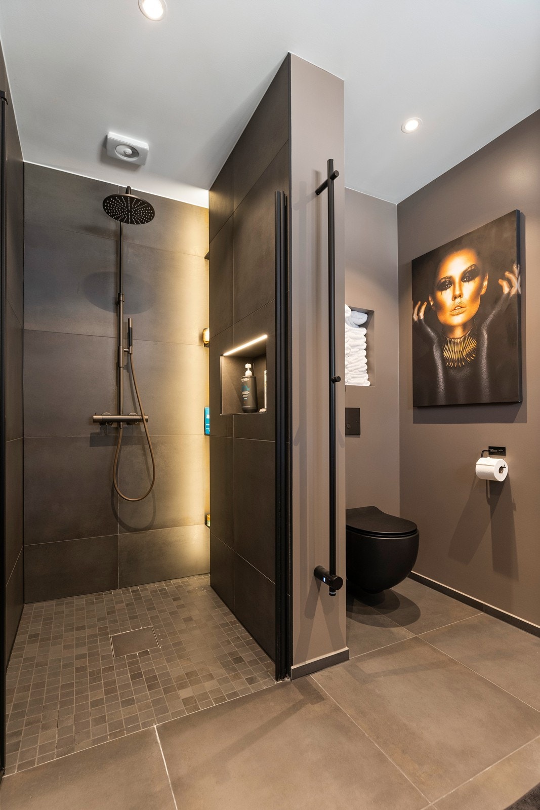 Lekkert bad med dobbeltvask, stor dusj og behagelig atmosfære Galleribilde