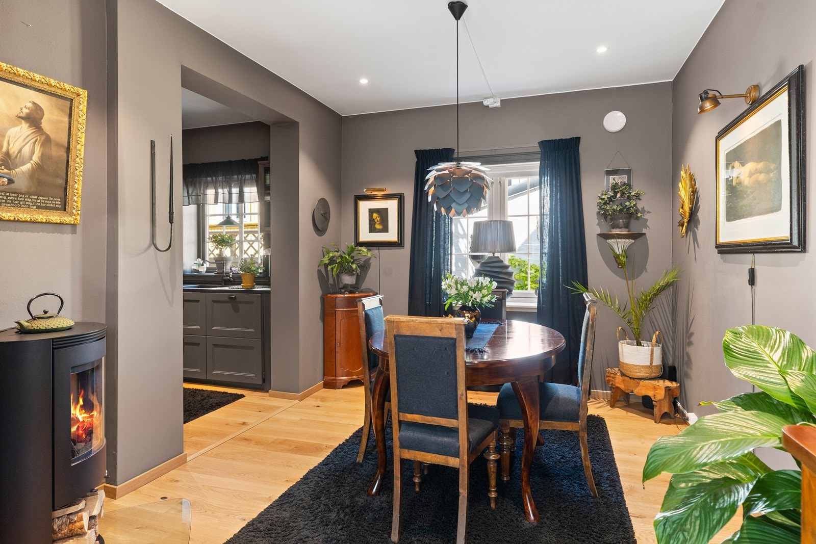 Spisestue i egen sone med nær tilknytning til kjøkkenet Galleribilde