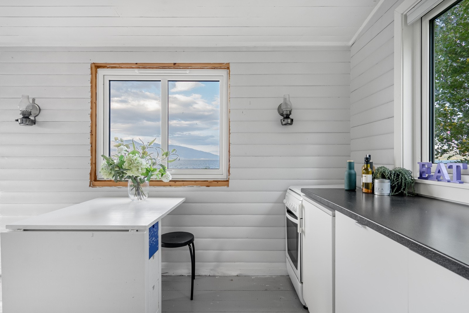 Det er etablert kjøkkenøy m/klaff som fungerer utmerket som spisebord Galleribilde