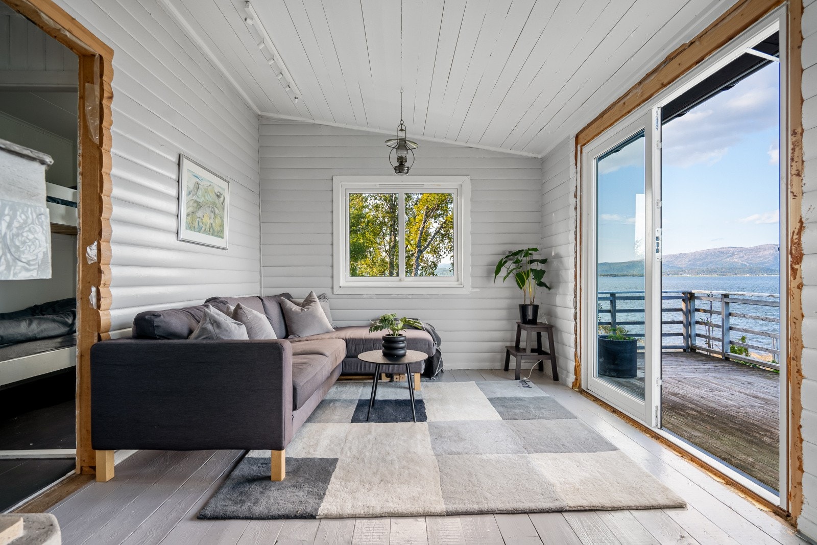 Stuen byr på god plass til sofakrok Galleribilde