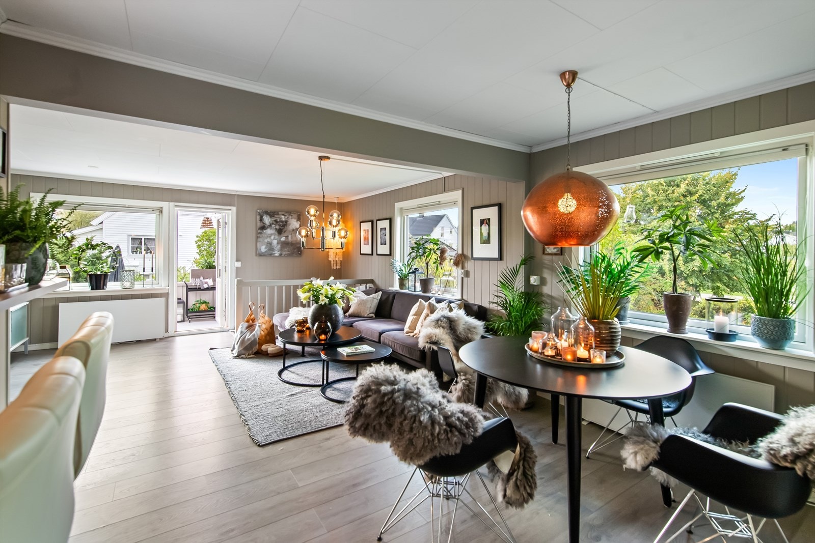 Romslig leilighet beliggende i første etasje av en firemannsbolig. Planløsningen er arealeffektiv og byr på funksjonelle rom. Galleribilde