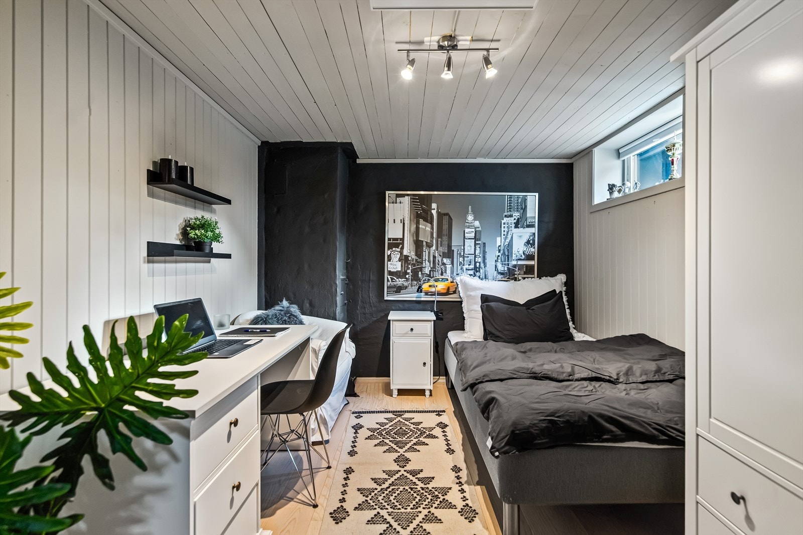 Underetasjen er innredet (rommet er ikke godkjent for varig opphold). Det er varmekabler i gulv og 1-stavs parkett. Galleribilde