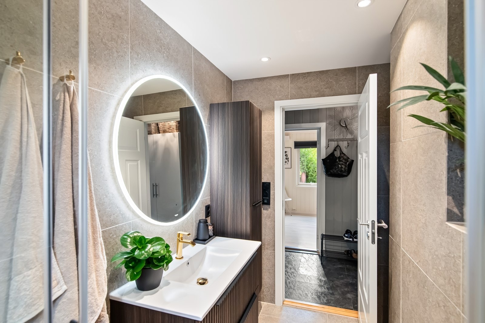 Rommet er utstyrt med moderne innredning med skuffer, servant, høyskap, vegghengt toalett samt dusjnisje med skyvedører. Galleribilde